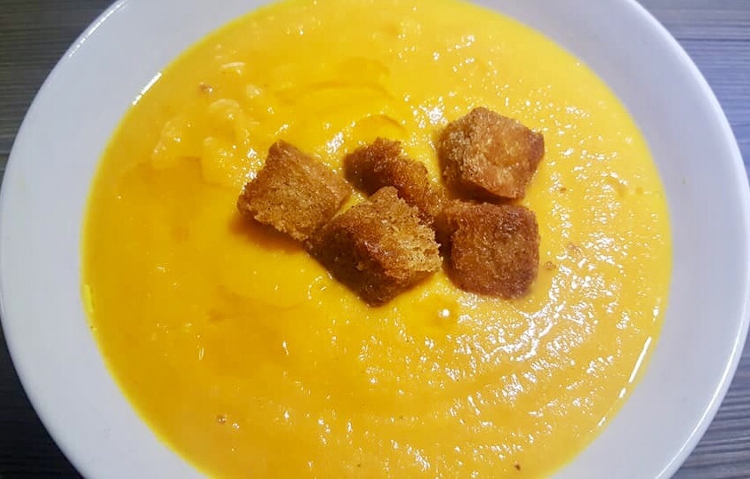 Spicy winter vegetable soup with croutons